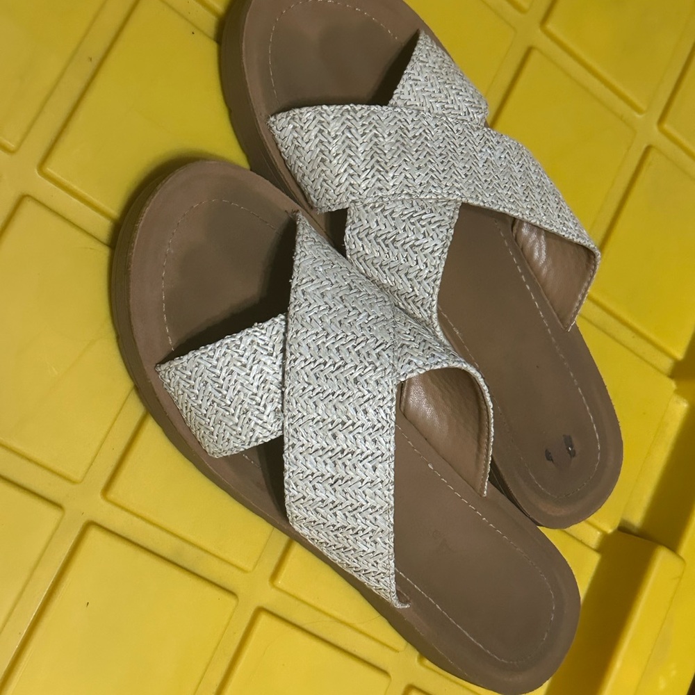 JCPenney Cream and Tan Women's Sandals 10